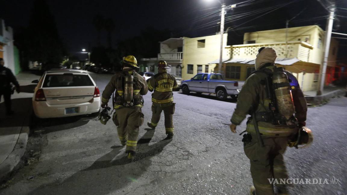 Reporte de incendio moviliza a bomberos de Saltillo; encuentran a tronco ardiendo en llamas