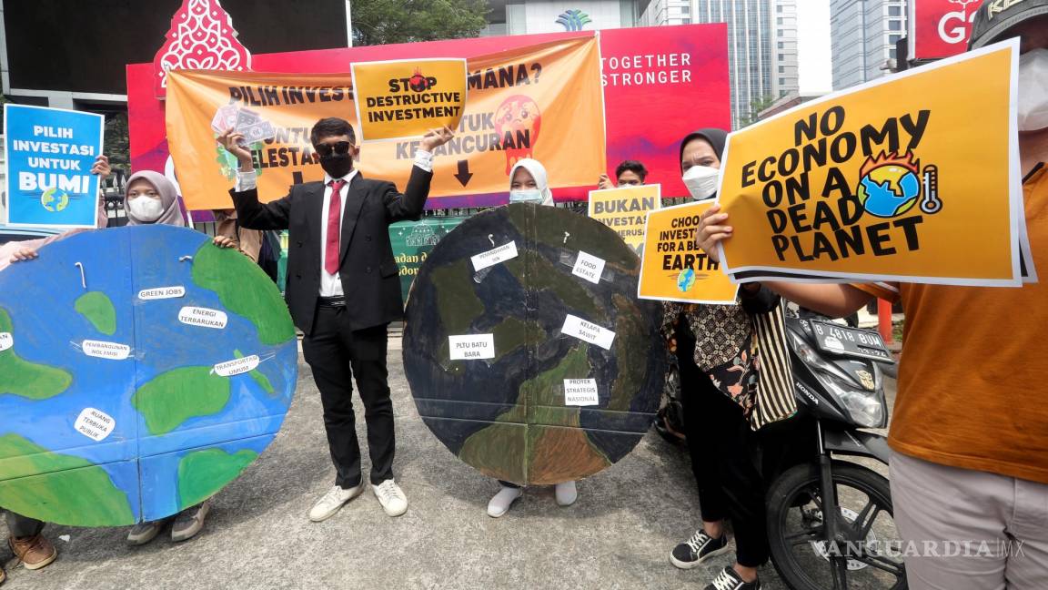 $!Activistas indonesios se manifiestan con motivo del Día de la Tierra 2022 frente a la oficina de la Junta Coordinadora del Ministerio de Inversiones en Yakarta.