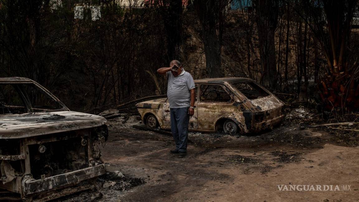 $!Omar Castro camina entre los restos de su casa quemada por un incendio forestal en el barrio El Olivar de Viña del Mar, Región de Valparaíso, Chile.