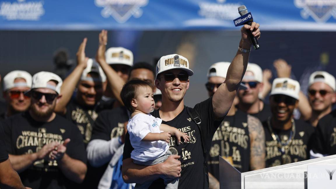 $!Tommy Edman habla durante la Ceremonia de Victoria de la Serie Mundial de los Dodgers de Los Ángeles en el Dodger Stadium en Los Ángeles, California.