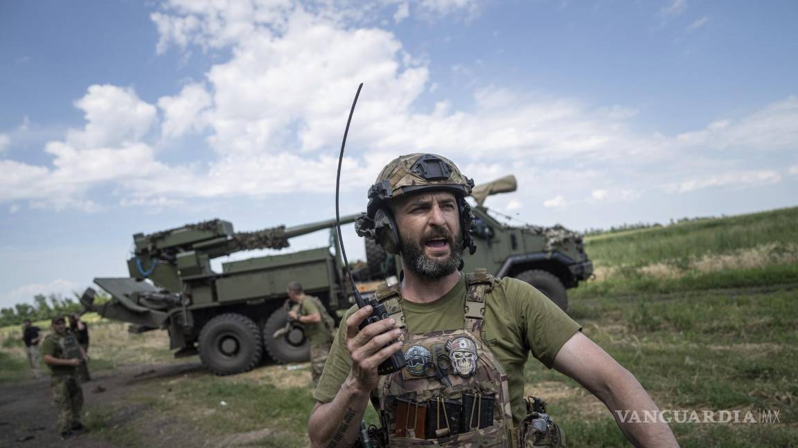 $!Un militar ucraniano Dmytro habla por radio con su equipo antes de disparar un obús autopropulsado “Bohdana” hacia las posiciones rusas cerca de Bakhmut.