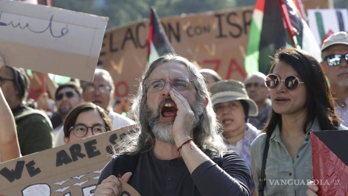 $!Un hombre grita durante la marcha contra la última guerra entre Israel y Hamás y en apoyo a los palestinos en Gaza, en Ciudad de México.