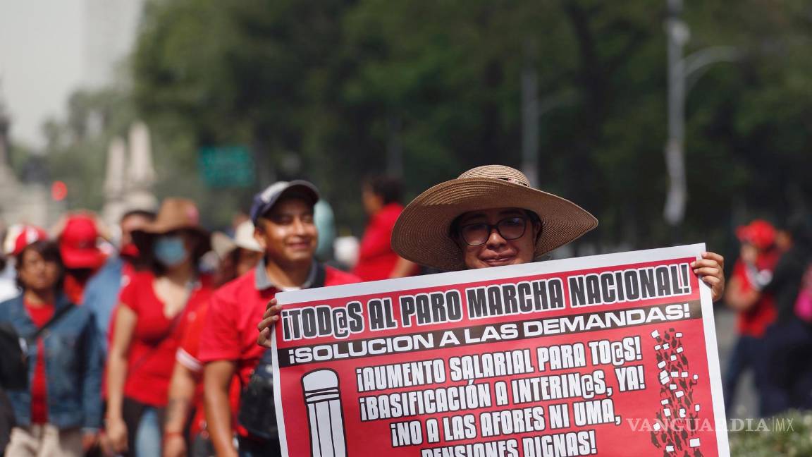 $!Una integrante de la Coordinadora Nacional de Trabajadores de la Educación (CNTE) CON un cartel durante una manifestación en Ciudad de México (México).