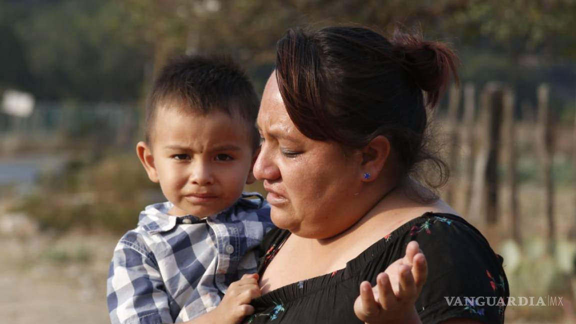 $!Madre e hijo en plegaria para el fin del incendio en Sierra Hermosa.
