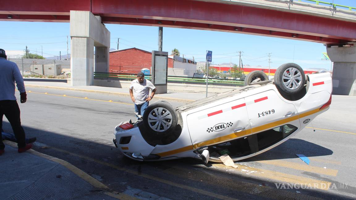 Taxista sufre volcadura bajo el distribuidor vial El Sarape, en Saltillo