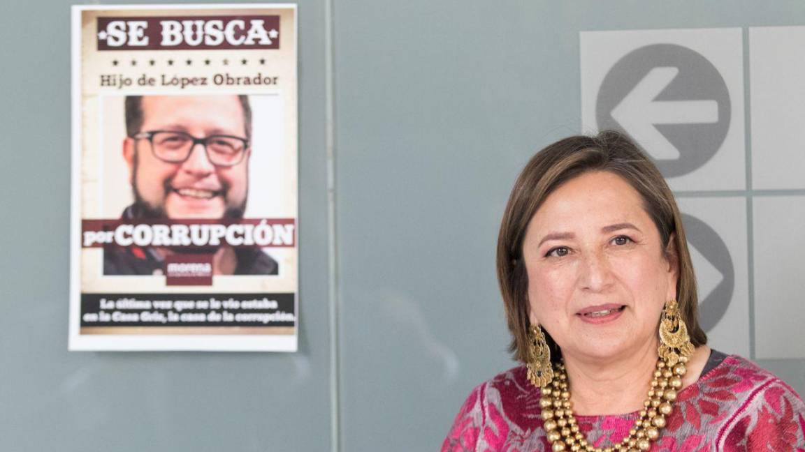 $!Xóchitl Gálvez Ruiz, senadora panista, posa con un cártel de “Se Busca” con el rostro de José Ramón López Beltrán.
