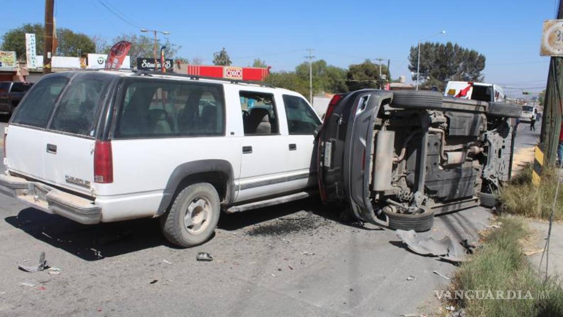 $!La camioneta Mazda terminó volcada tras ser embestida por la unidad que presuntamente se quedó sin frenos.