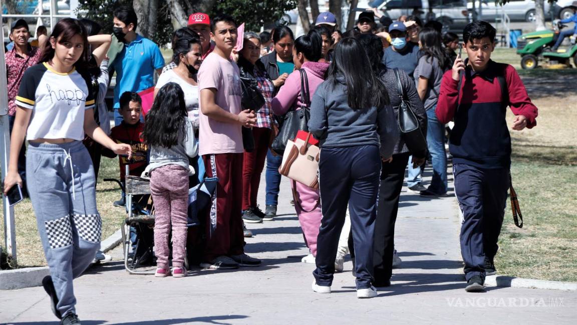 Desorganización y caos en la entrega de becas ‘Benito Juárez’ en Ramos Arizpe