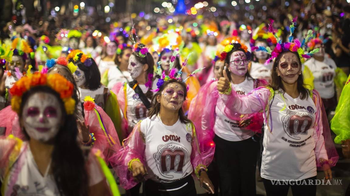 $!Personas caracterizadas de Catrinas participan en la Procesión de Catrinas como parte de las celebraciones por el Día de Muertos, en Ciudad de México.