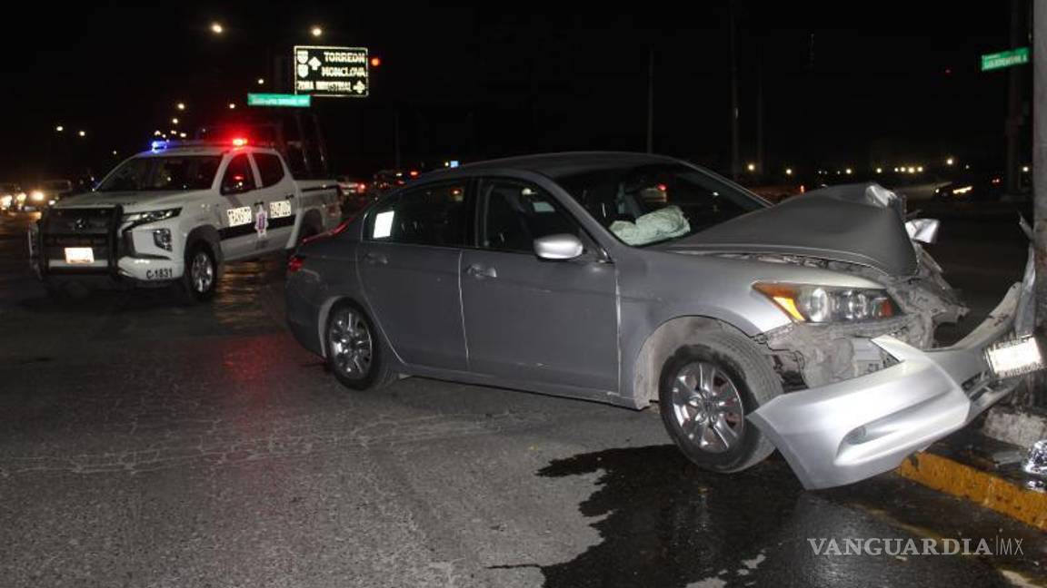 $!El vehículo Honda Accord gris, conducido por Víctor Hugo N., se estrelló contra un semáforo en el cruce de Isidro López Zertuche y periférico Echeverría.