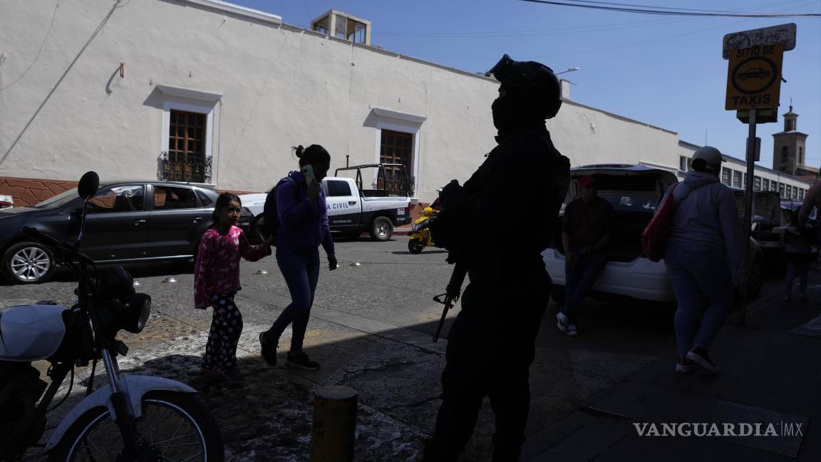 $!Un policia municipal hace guardia en Maravatío, Michoacán. Dos aspirantes a alcalde de esta ciudad fueron asesinados a tiros.
