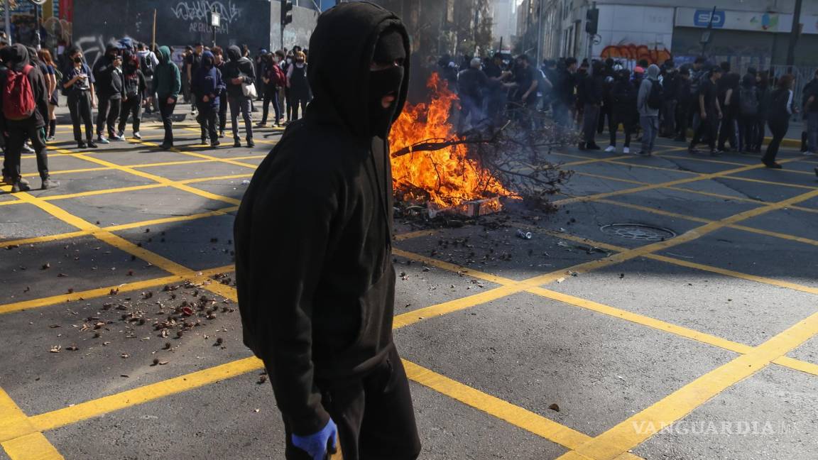 Reprimen a estudiantes con gases lacrimógenos y camiones con mangueras de agua en Chile