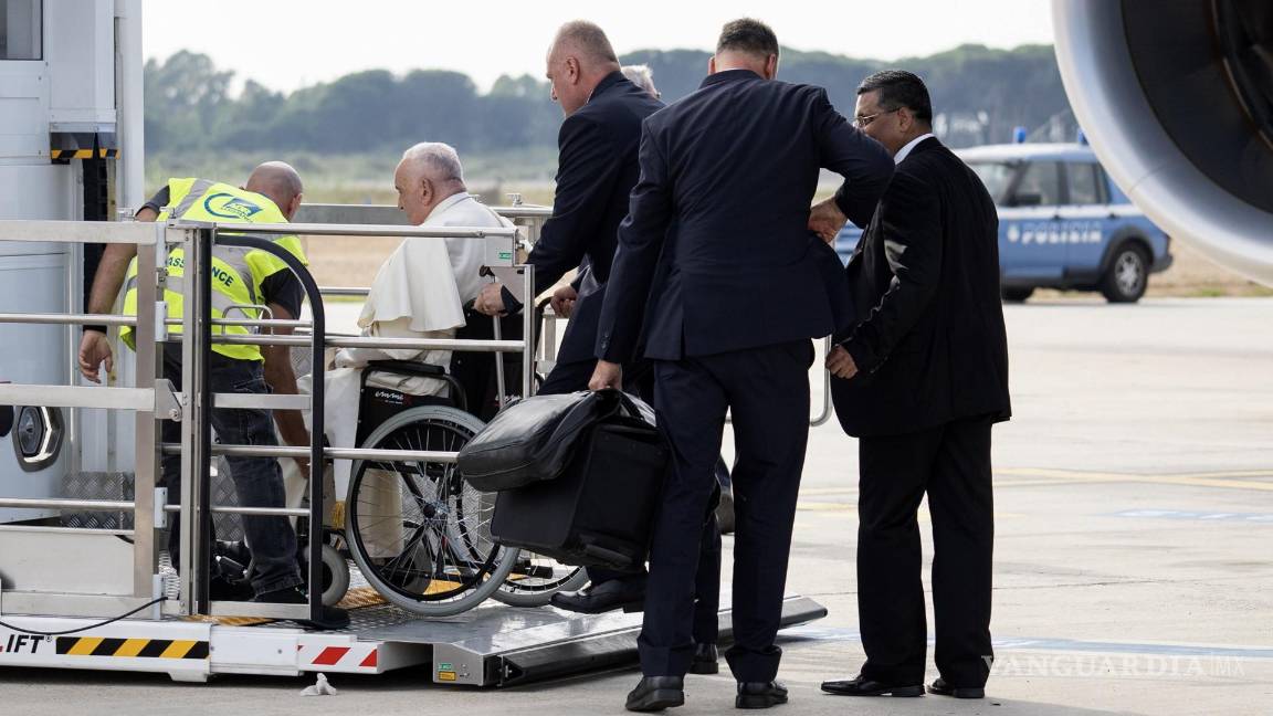 $!El Papa Francisco (2-I) se prepara para partir del aeropuerto de Fiumicino para un viaje apostólico al sudeste asiático, en Fiumicino, Roma, Italia.