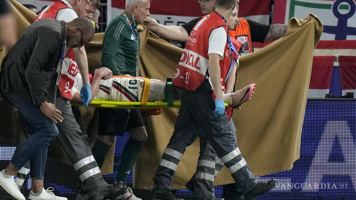 $!Barnabás tuvo que salir en camilla tras el golpe con el meta británico.