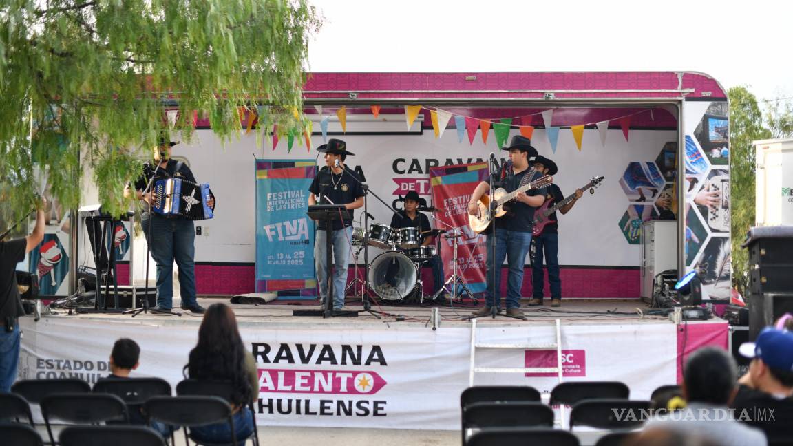$!Innovación Norteña Jr. llevó la fiesta al ejido Francisco del Ejido con su propuesta musical.