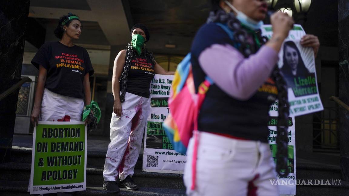 $!Defensoras del derecho al aborto sostienen letreros durante una protesta en apoyo a Lizelle Herrera en Los Ángeles.