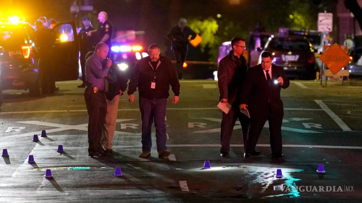 $!Las autoridades examinan la escena de un tiroteo masivo, el 3 de abril de 2022, en Sacramento, California.