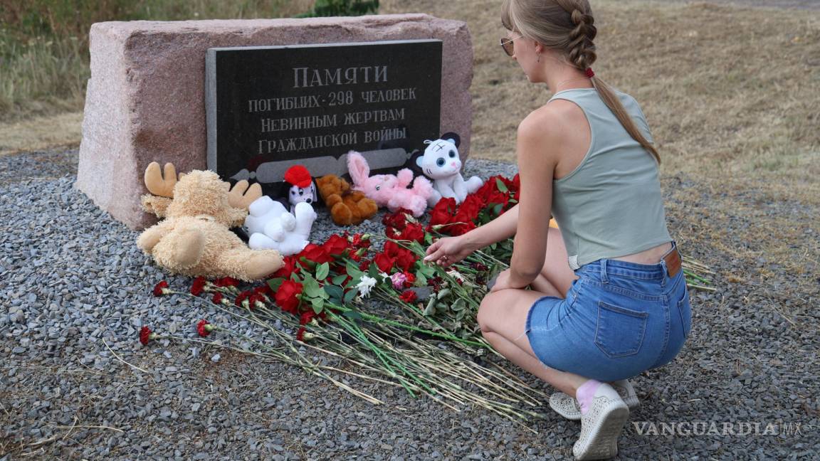 Familiares de víctimas de vuelo MH17 derribado en Ucrania conmemoran décimo aniversario de la tragedia