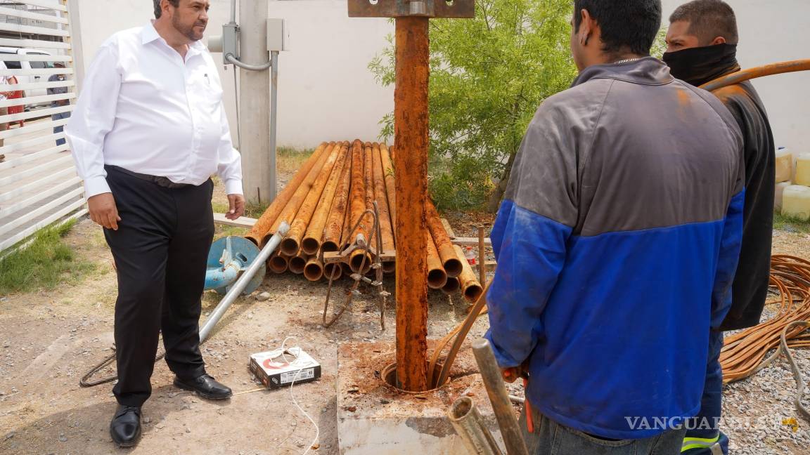 $!El Alcalde supervisa las obras de rehabilitación del pozo de agua en la colonia Fidel Velázquez.