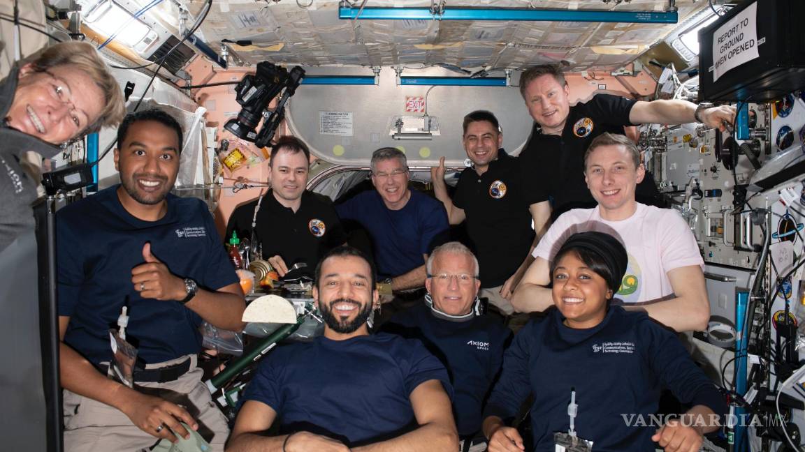 $!Los miembros de la tripulación de Axiom Mission-2 y Expedition 69 se reúnen para un retrato juntos durante la cena a bordo de la Estación Espacial Internacional.