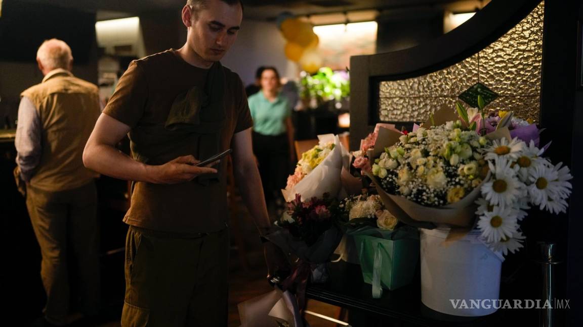 $!Serhiy Lipko junto a flores de su boda tras un espectáculo de comedia en Kiev, Ucrania.