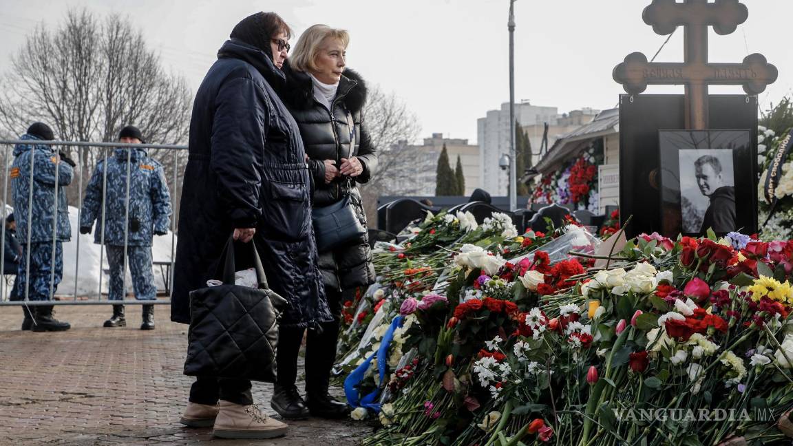 $!Lyudmila Navalnaya (i), madre del difunto líder opositor Alexei Navalny, cerca de la tumba de su hijo en el cementerio Borisovskoye, en las afueras de Moscú, Rusia.