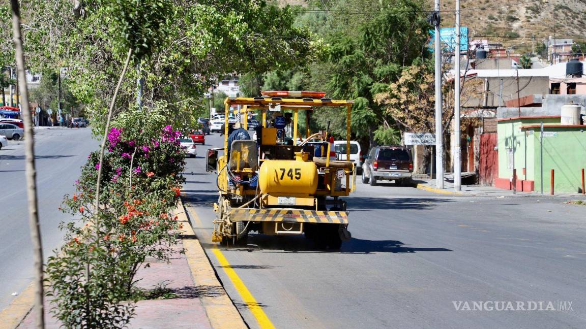 $!Trabajadores municipales renuevan la calzada Madero con pintura y mantenimiento en el poniente de Saltillo.