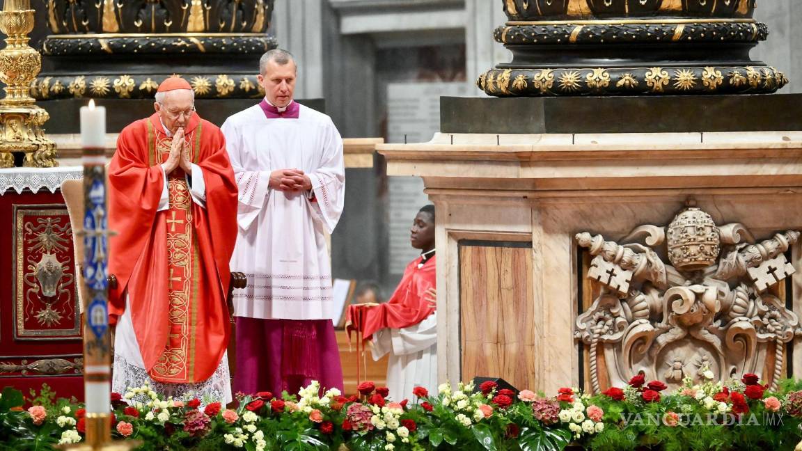 $!El cardenal Giovanni Battista Re (izquierda) preside una misa ‘Pro eligendo papa’ o para la elección del Papa, antes del inicio del cónclave.