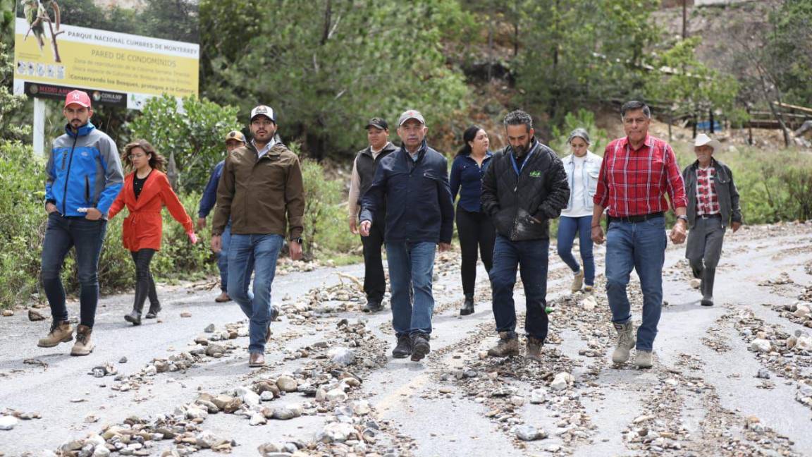 $!Evalúan. Luego de la reunión virtual con alcaldes, el secretario de Gobierno de Coahuila, Óscar Pimentel, el alcalde de Santiago, Nuevo León, David de la Peña y el subsecretario de Protección Civil, Francisco Martínez, recorrieron el tramo Los Lirios-Santiago.