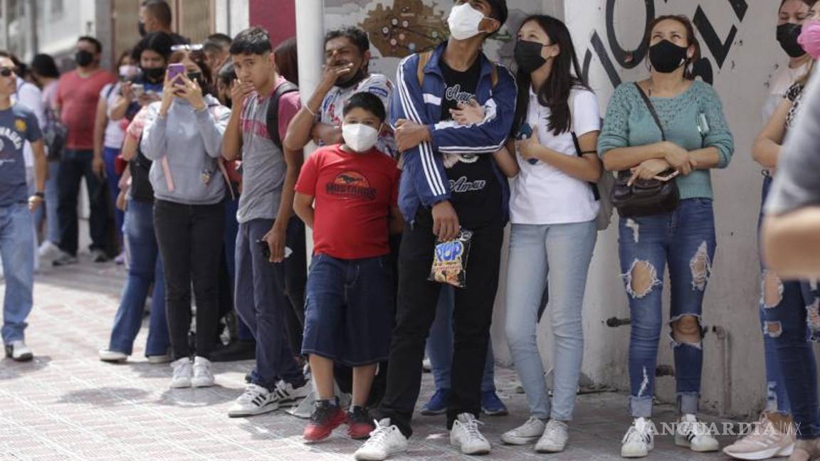 $!Entre el bullicio de la gente, varias veces se escuchó un “vieja loca” mientras la afectada amenazava con quitarse la vida.