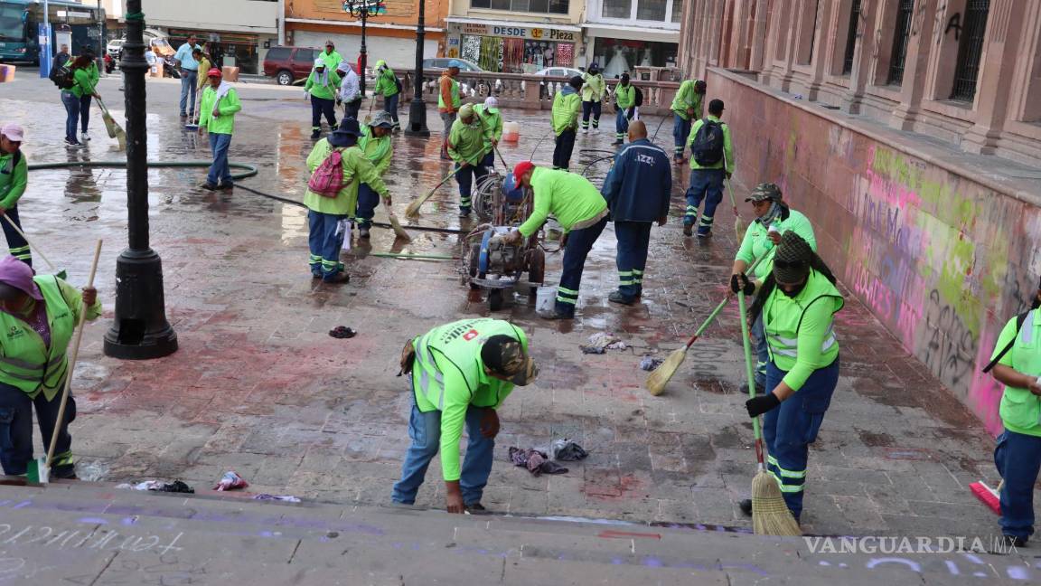 Borran rastro de protesta feminista en Saltillo; realizan labores de limpieza en Plaza Nueva Tlaxcala