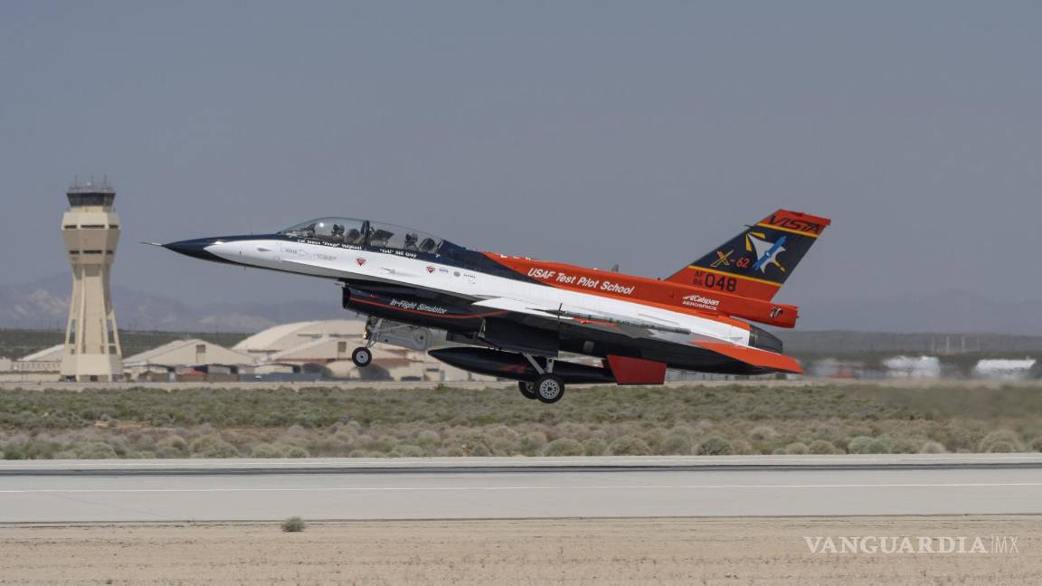 $!El avión X-62A VISTA, un avión de combate experimental F-16 de la Fuerza Aérea habilitado para IA, despega en la Base de la Fuerza Aérea Edwards, California.