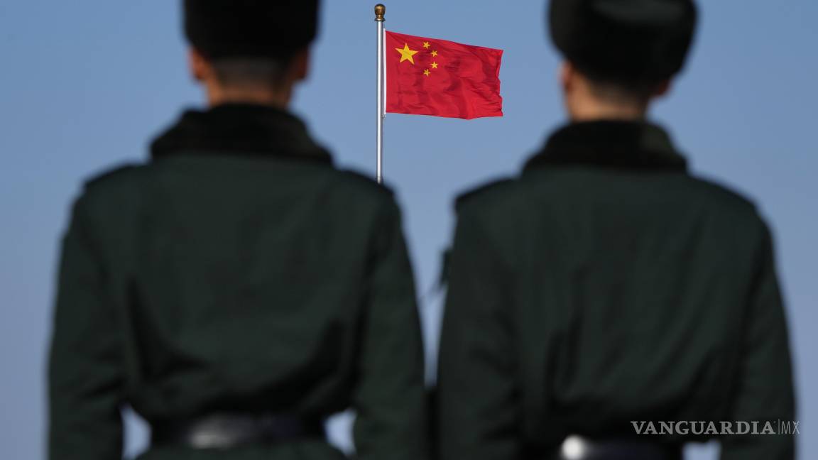 $!Soldados chinos cerca de la bandera china en la Plaza Tiananmen en Beijing, China.