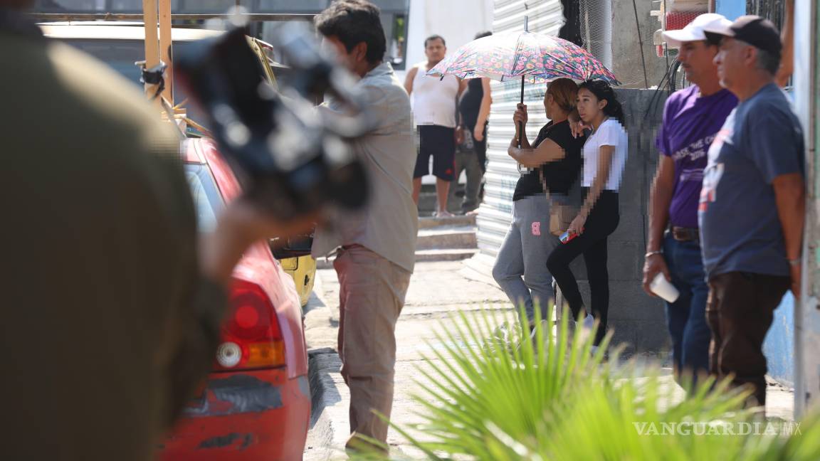 $!Vecinos observan conmovidos la vivienda destruida por el incendio en la colonia Nueva Tlaxcala, en Saltillo.