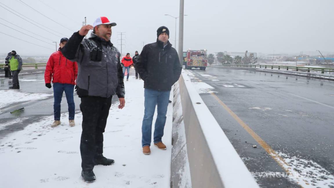 $!El alcalde Javier Díaz supervisa las labores de reapertura de los puentes en el bulevar Fundadores.
