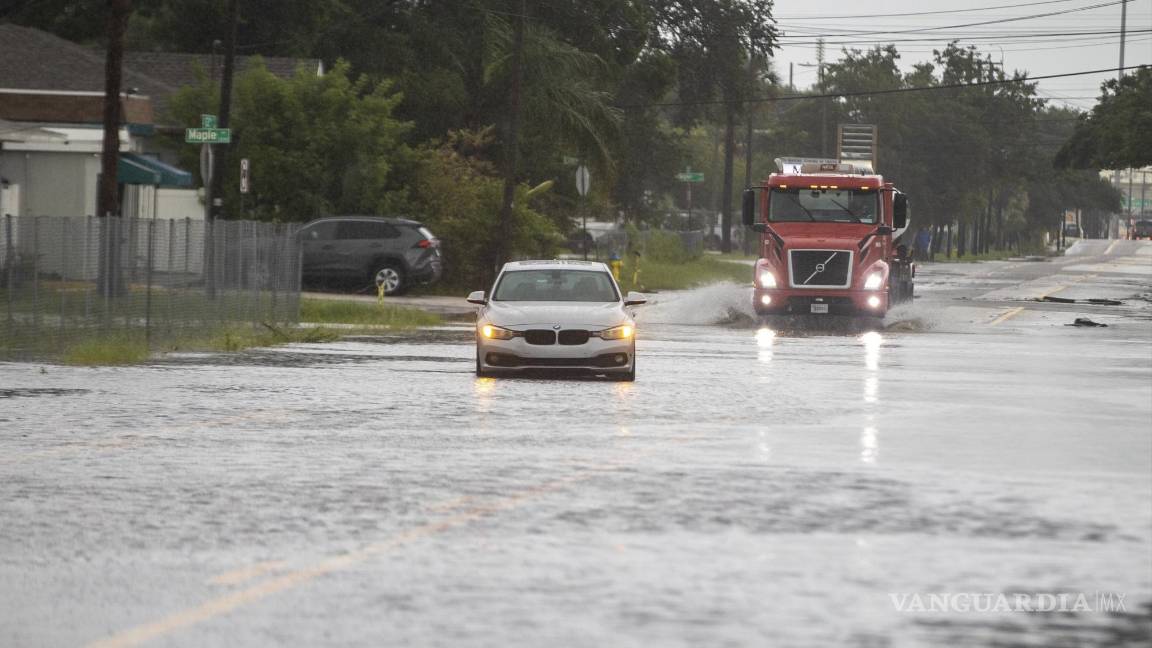 $!Un vehículo queda inutilizado por las aguas de la inundación a lo largo de la calle S. 22nd en Tampa, Florida.