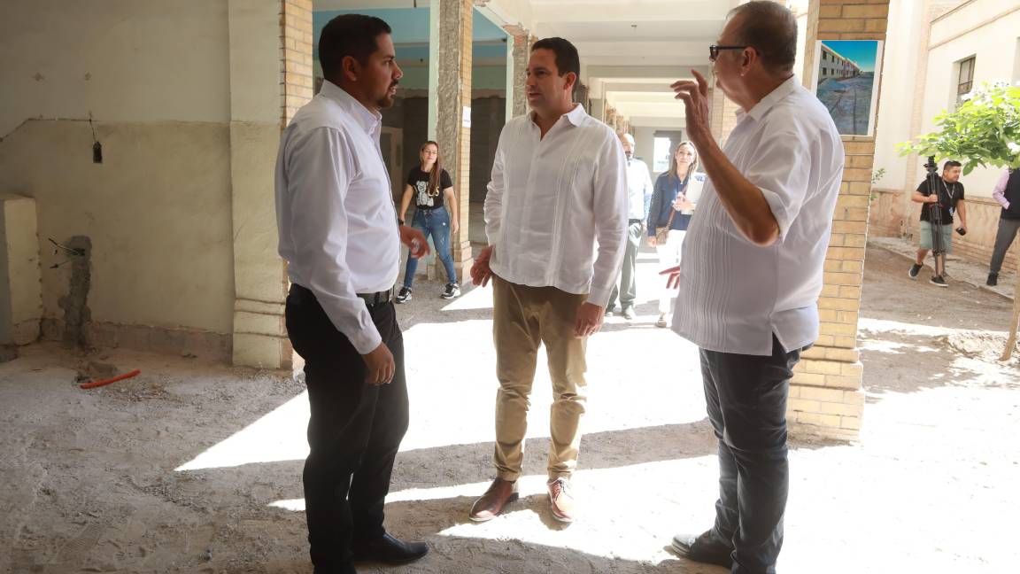 $!Monseñor Spiteri, acompañado por el obispo Hilario González y el alcalde Díaz, recorrió las instalaciones del Colegio San José.