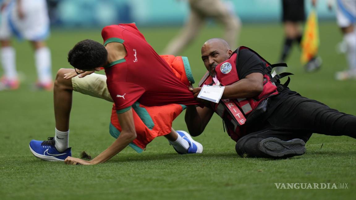 $!Hinchas de Marruecos se internaron al campo de futbol y lanzaron petardos contra la afición de Argentina.