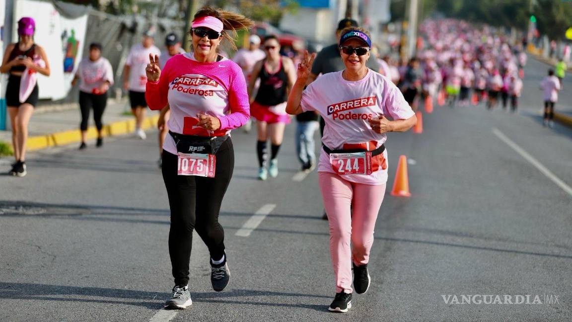 $!Atletas se reunieron para participar en la carrera benéfica contra el cáncer de mama, superando todas las expectativas.