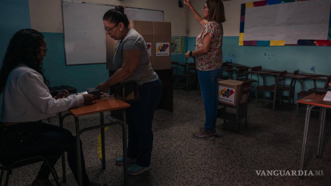 $!Trabajadores electorales durante las elecciones del domingo en Caracas.