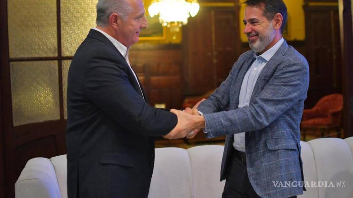 $!Con un saludo fraterno recibió Román Cepeda al embajador español.