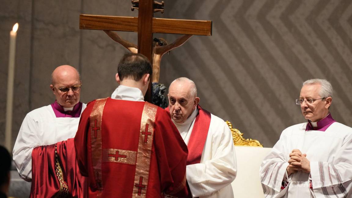 Frío impide al papa Francisco presidir la Vía Crucis del Viernes Santo