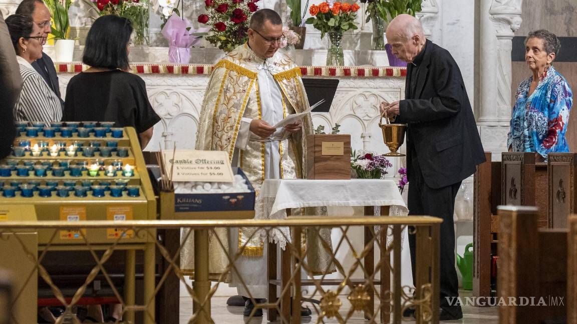 $!El padre Alejandro Sánchez (c) bendice las cenizas de Clara Krause falleció en Nueva York en 1919 en la Catedral católica de San Patrick de Manhattan.