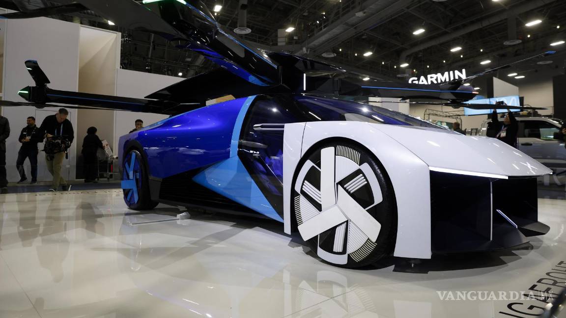 $!El automóvil volador eléctrico de despegue y aterrizaje vertical (eVTOL) AeroHT de Xpeng Inc. se exhibe durante el CES de 2024 en Las Vegas, Nevada.