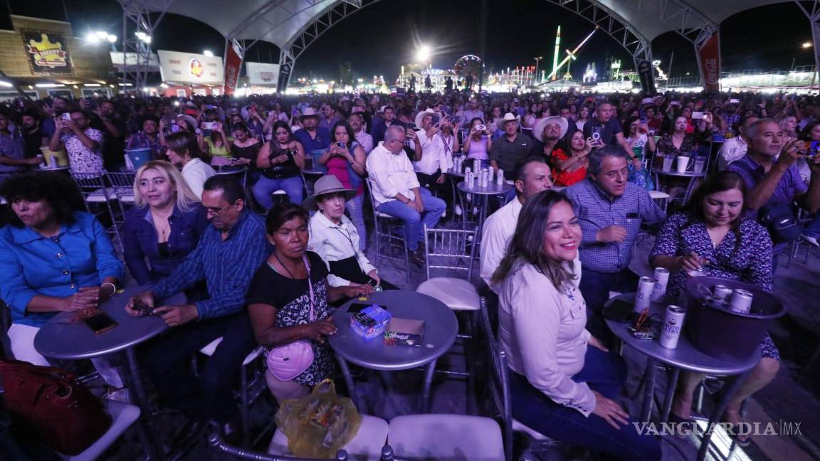 $!Alicia Villarreal pone a bailar a los saltillenses