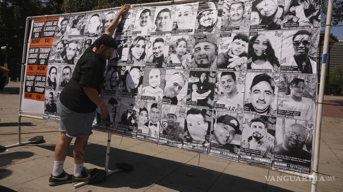 $!Instalación artística con los nombres y rostros de personas detenidas, deportadas o enviadas a campamentos en el extranjero en las redadas de ICE en California.