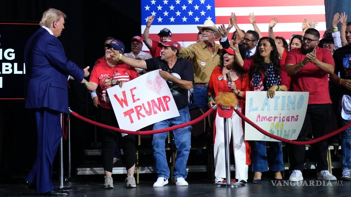 $!El candidato presidencial republicano, el ex presidente Donald Trump saluda a sus partidarios en un evento de campaña en Tucson, Arizona.