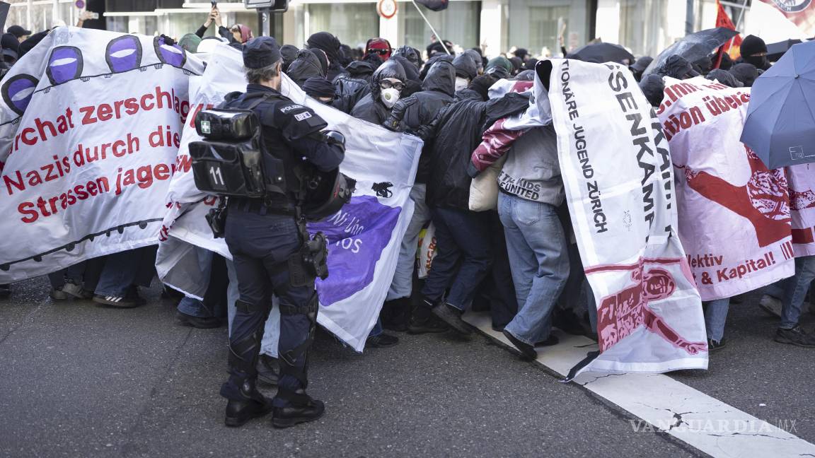 $!Varias personas participan en una manifestación en el Día Internacional de la Mujer en Zúrich, Suiza.