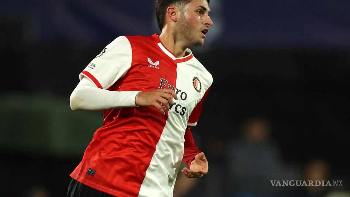 ‘Esperamos más de él’, afirma DT del Feyenoord sobre Santi Giménez