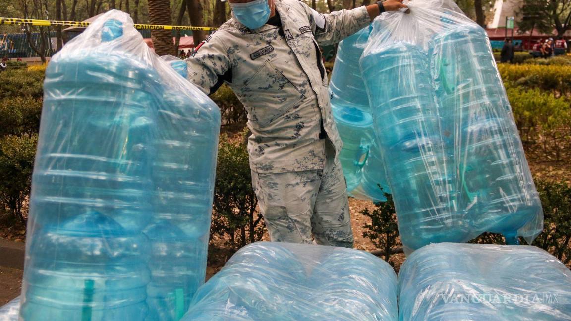 $!Miembros de la Guardia Nacional realizaron la supervisión de entrega de garrafones para los habitantes de la Ciudad de México | Foto: Cuartoscuro